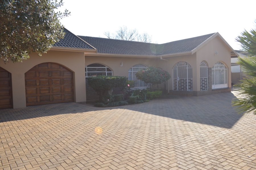 6 Bedroom Property for Sale in Flamwood North West